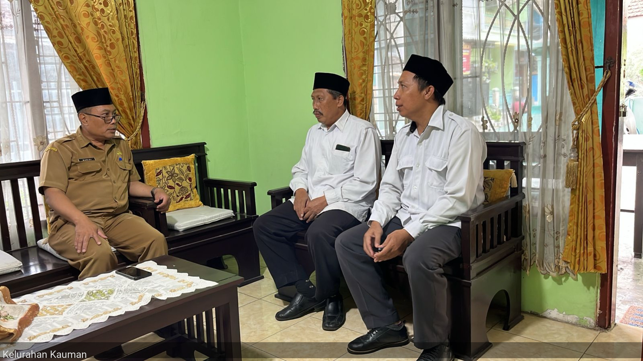 Menerima tamu Kepala Sekolah MI Islamiyah