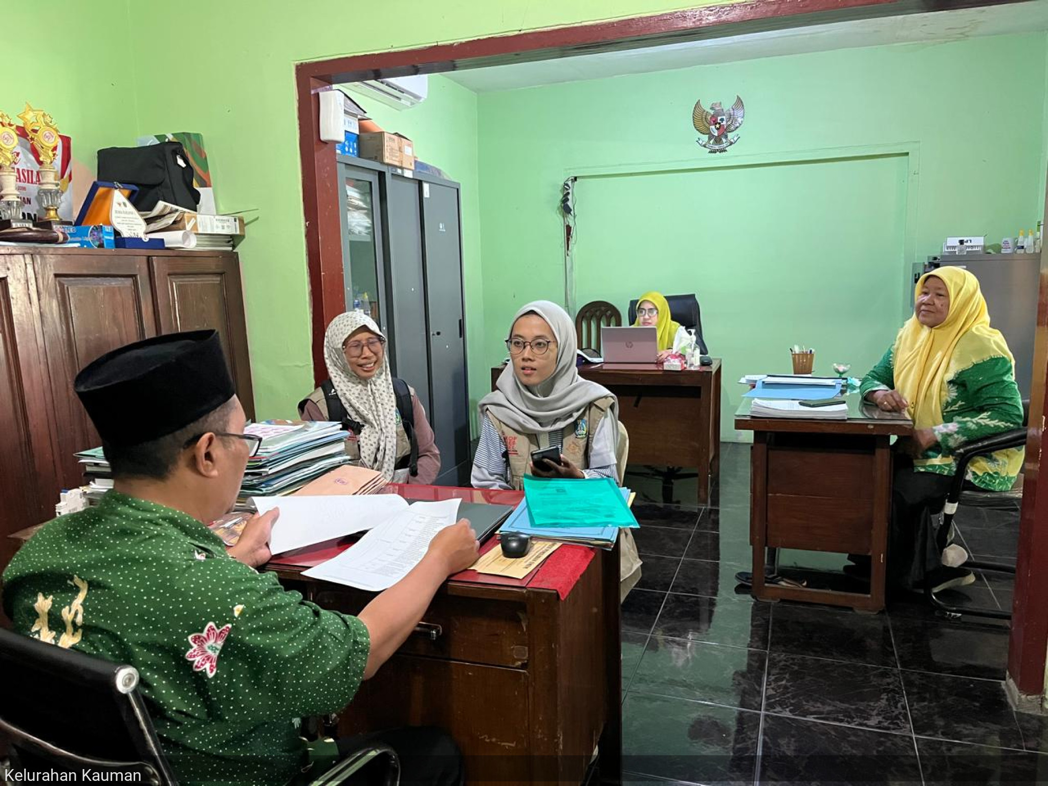 Menerima tamu pendamping KKDMP