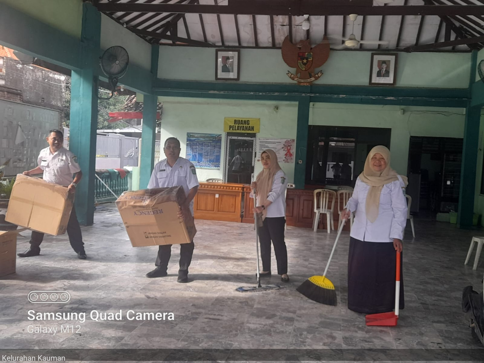 Bersih-bersih kantor akibat kedatangan tamu