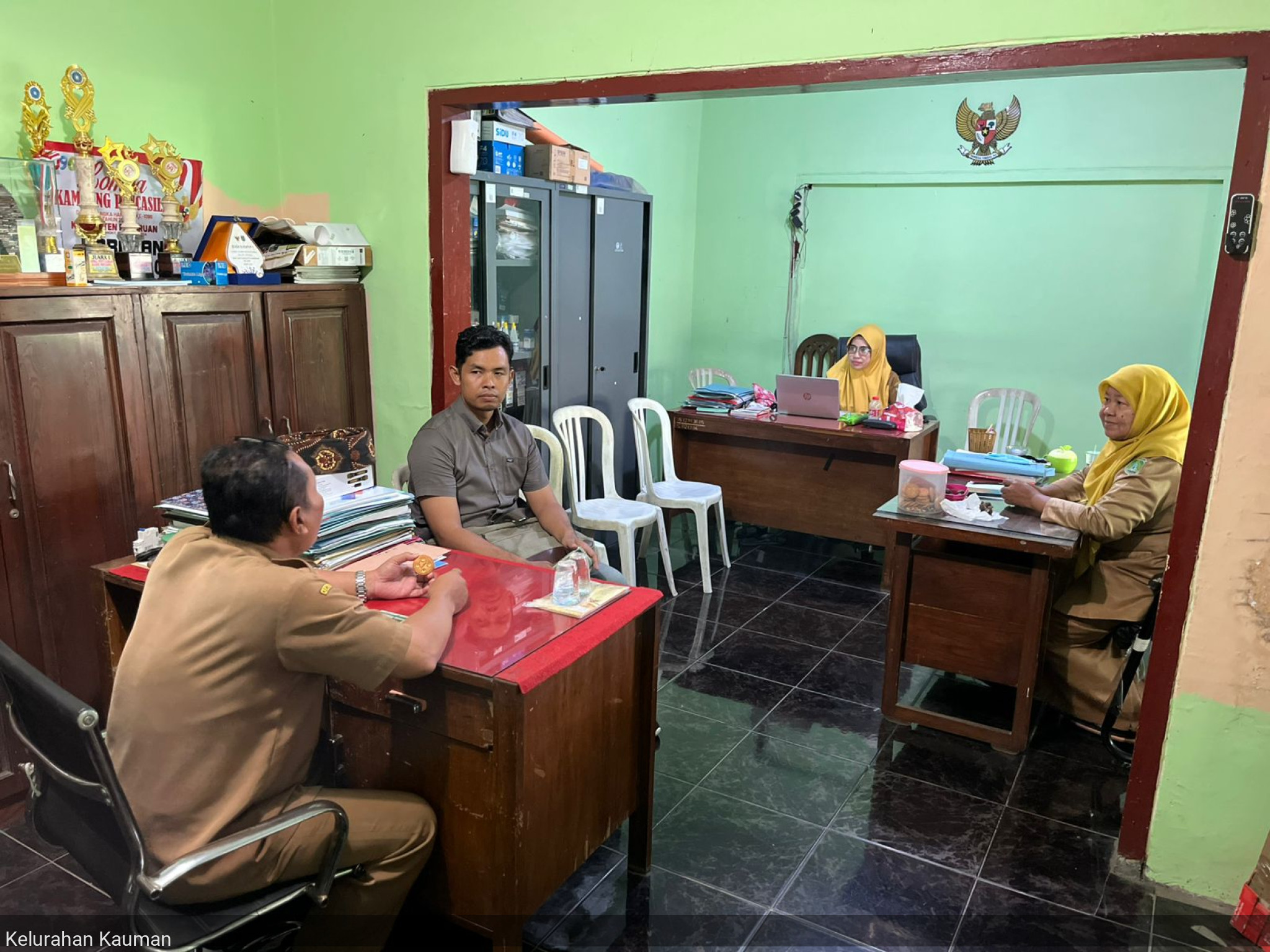 Menerima Tamu Pak Hasyim