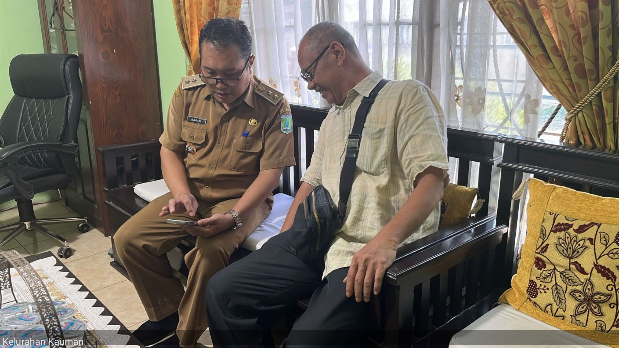 Terima tamu warga Gus Chulwani Syarwani