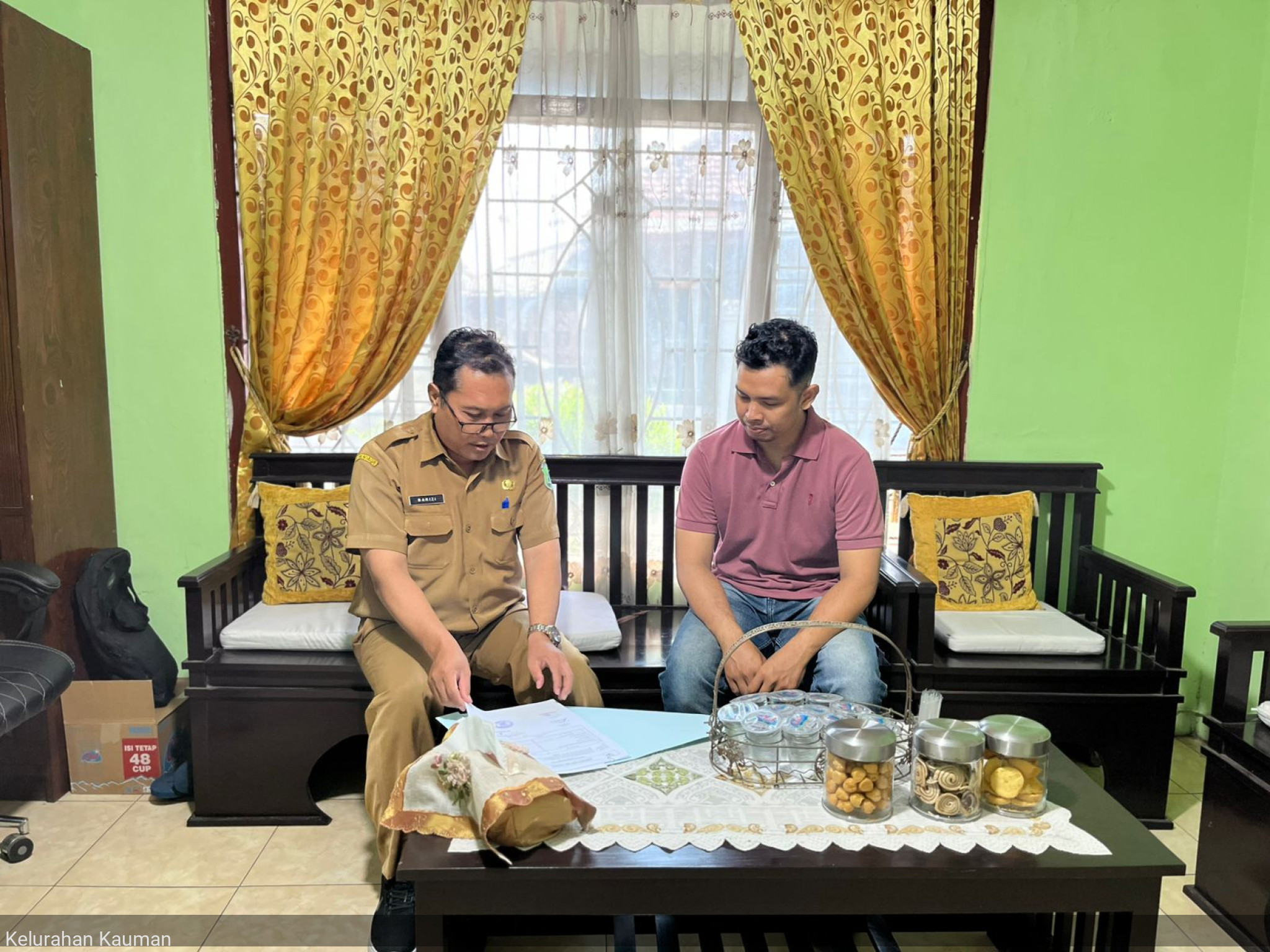 Menerima tamu Mas Hasyim